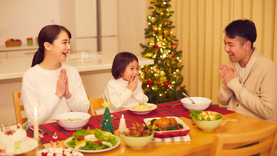 Corny Yet Classic Christmas Dad Jokes to Tell at Dinner